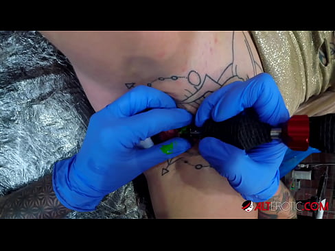 ❤️ Ekstreme tatuita varmulo Sully Savage ricevis tatuon sur sia klitoro ️❌ Fikado ĉe eo.poliglass34.ru ☑